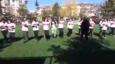 dunya kadinlar gunu - Kadınlar Gününde sahaya çıkıp şampiyonluk için ter döktüler Videosu