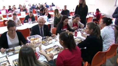 tekstil fabrikasi -  Kılıçdaroğlu tabldottan yemek yedi, karanfil hediye etti  Videosu