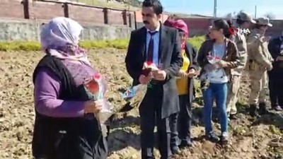 calisan kadin -  Tarlada çalışan Arabanlı kadınlara çiçekli ziyaret Videosu