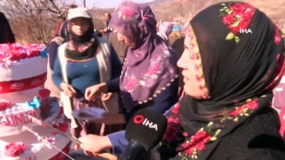 silah ruhsati -  Tarlada çapa yapan kadınlara sürpriz Kadınlar Günü kutlaması  Videosu