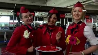 calisan kadin -  TAV Dünya Kadınlar Günü'nde yolculara çiçek dağıttı  Videosu
