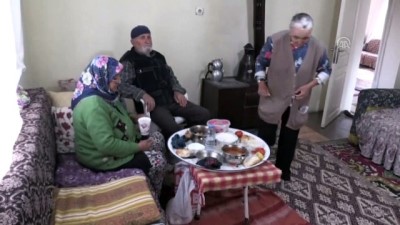 fedakarlik - 50 yaşındaki engelli kızlarına çocuk gibi bakıyorlar - KIRŞEHİR  Videosu