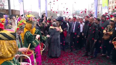 kirmizi gul - Fatma Şahin'e belediyede coşkulu karşılama - GAZİANTEP  Videosu