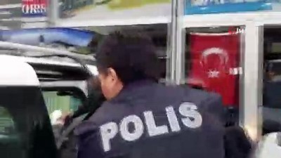 polis merkezi -  Yurt dışına çıkmak için otobüsün motor kısmına giren Filistinli şahıs sıkıştı  Videosu