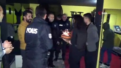 spor merkezi -  Kavga ihbarına giden polislere sazlı pastalı sürpriz  Videosu