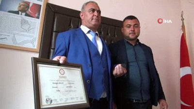 sicak asfalt -  Ölmeyi yasaklayan muhtar mührü oğluna devretti  Videosu