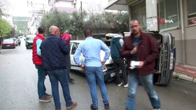 elektrik diregi -  Otomobilin çarptığı kamyonet kontrolden çıkarak devrildi  Videosu