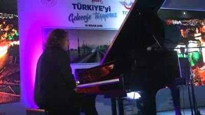piyanist -  Piyanist Tuluyhan Uğurlu, tarihi Alsancak Gar'ında konser verdi Videosu