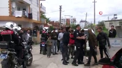 polis merkezi -  Şüphelileri vermek istemeyen mahalle sakinleri polise taşlarla saldırdı  Videosu