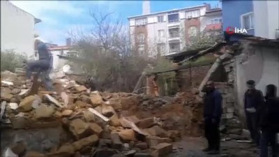  Tehlike saçan metruk ev yıkıldı 