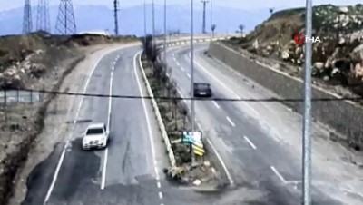 mobese kameralari -  Aşırı hız nedeni ile virajı alamayan otomobil yoldan çıkıp taklalar atarak durabildi  Videosu