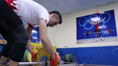 İşsiz şampiyon
- 2013’te dünya şampiyonu, Avrupa Halter Şampiyonası’nda da Avrupa 3’üncüsü olan Milli Halterci Muammer Şahin, evinin geçimini sağlamak için iş arıyor 