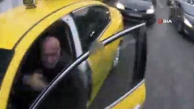  İstanbul’un göbeğinde taksici ile motosikletlinin kavgası kamerada 
