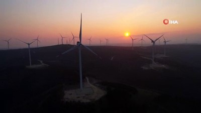 ruzgar turbini -  Rüzgar güllerinin gün batımıyla birleşen manzarası havadan görüntülendi  Videosu