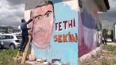 kahraman polis -  Kontrol edemediği kaslarına rağmen kahraman şehit Fethi Sekin’i çiziyor  Videosu