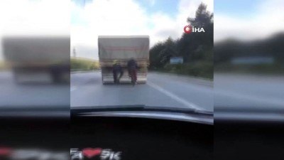 tehlikeli yolculuk -  Bisiklet sürücülerinin tehlikeli yolculuğu kamerada  Videosu