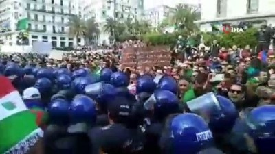 goz yasartici gaz -  - Cezayir'deki Protestolarda 180 Kişi Gözaltında  Videosu