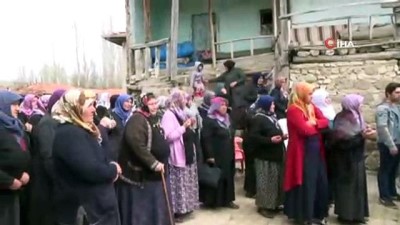 koy mezarligi -  Evlerinde başından silahla vurulmuş halde bulunan kız kardeşler yan yana defnedildi  Videosu