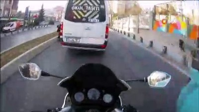 hatali donus -  Motosiklet sürücüsünün servis aracına çarpmaktan son anda kurtulduğu anlar kamerada  Videosu