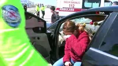 calisan kadin -  Yolun karşısına geçmeye çalışan kadına çarptı, 'Arabam ne hale geldi' diye hüngür hüngür ağladı  Videosu