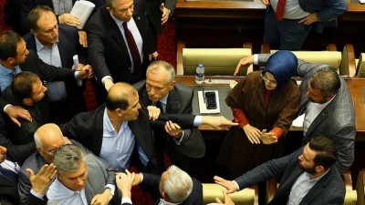 : Ankara Büyükşehir Belediye Meclisi'nde arbede