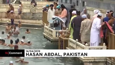: Binlerce Sih dini tören için Pakistan'a akın etti