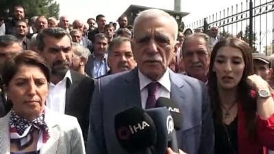 Mardin Büyükşehir Belediye Başkanı Ahmet Türk, mazbatasını aldı 