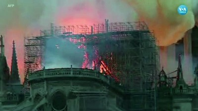 Notre Dame Katedrali'nin Sivri Kulesinin Çökme Anı