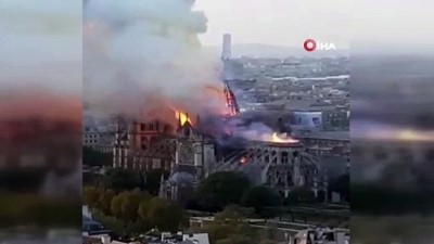  -  Yanan Notre Dame Katedrali'nin Kulesi Çöktü