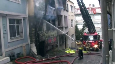  Beyoğlu'nda 3 katlı ahşap binada yangın çıktı 