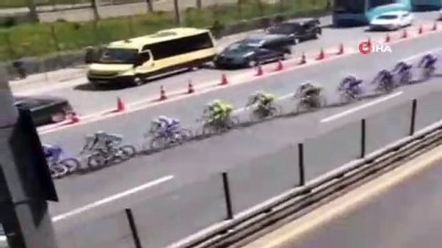  Bisiklet turunda geçişi izleyen sürücü böyle kaza yaptı 