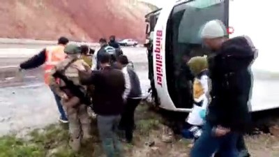 yolcu midibusu -  Diyarbakır’da yolcu midibüsü devrildi: 1’i ağır 13 yaralı  Videosu