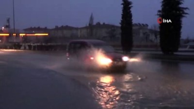 Elazığ’da sağanak yağış caddeleri göle çevirdi