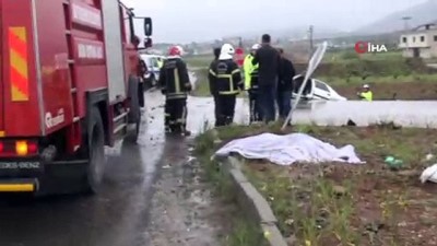  Gaziantep'te iki otomobil çarpıştı: 3 ölü, 13 yaralı
