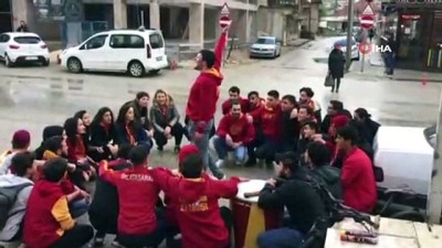 hatali donus -  Tezahürat yapan Galatasaraylı taraftarlara otomobil çarptı, o anlar kamerada  Videosu