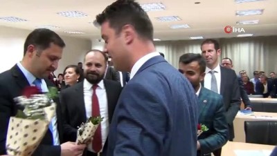  CHP’li başkandan MHP ve AK Parti'li üyelere çiçekli karşılama
