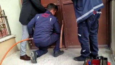 mahsur kaldi -  Asansörde mahsur kalan yaşlı çift itfaiye tarafından kurtarıldı  Videosu