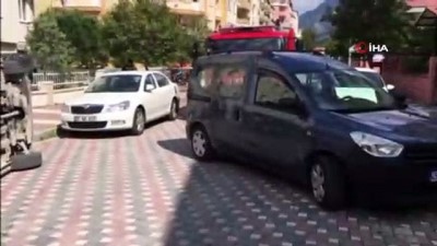 ilk mudahale -  Otomobilin çarptığı park halindeki araç yolda yürüyen yayayı yaraladı Videosu