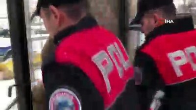 polis araci -  At arabalı kapı ve pencere hırsızları kamerada Videosu