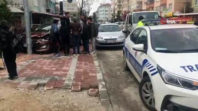 aydinlatma diregi -  Çocuklara çarpmak istemeyen sürücü otomobile çarptı: 2 yaralı  Videosu