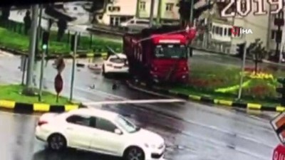 ilk mudahale -  Feci kaza kamerada...Kırmızı ışıkta duramayan kamyon otomobile çarptı Videosu