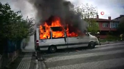  İçerenköy'de park halinde bulunan 2 servis aracı ile bir otomobilde yangın çıktı 