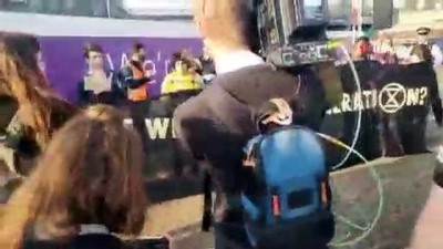 sivil itaatsizlik -  - İklim Değişikliği Protestoları Heatrow Havaalanı'nda
- İngiliz Polisine Protestoculara Karşı ‘tam Güç Kullanımı’ Talimatı Videosu