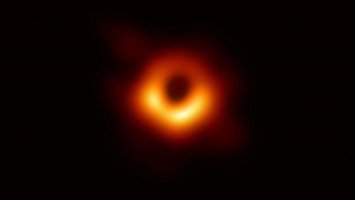 Kara delik görüntüsünü mümkün kılan algoritmanın mimarı Katie Bouman kimdir? 