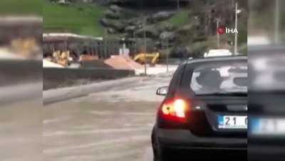  Diyarbakır’da sağanak yağış yolları göle çevirdi