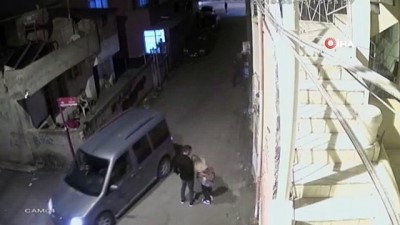sim kart -  Genç kadın yürürken neye uğradığını şaşırdı... Kapkaç anı kameralara böyle yansıdı  Videosu