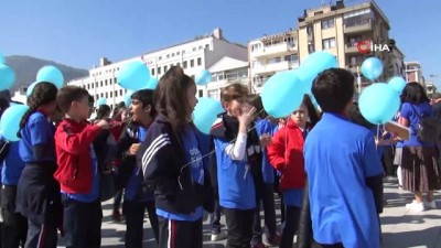  Manisa'da yüzlerce mavi balon otizm için havalandı 