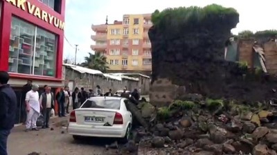 Otomobil çöken duvarın altında kaldı - ŞANLIURFA 