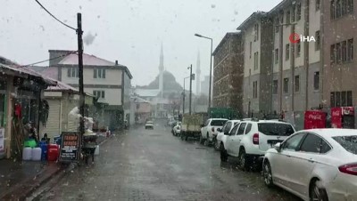  Karlıova'da kar yağışı etkili oldu