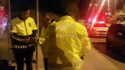  Polisin alkollü sürücüyle alkolmetre sınavı 